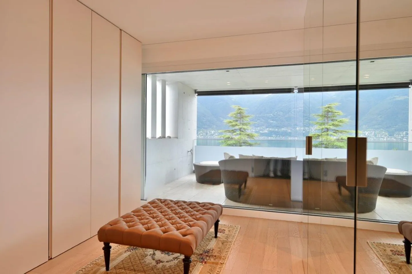 Penthouse duplex spacieux et luxueux avec vue spectaculaire sur le lac - Photo 12 sur 15