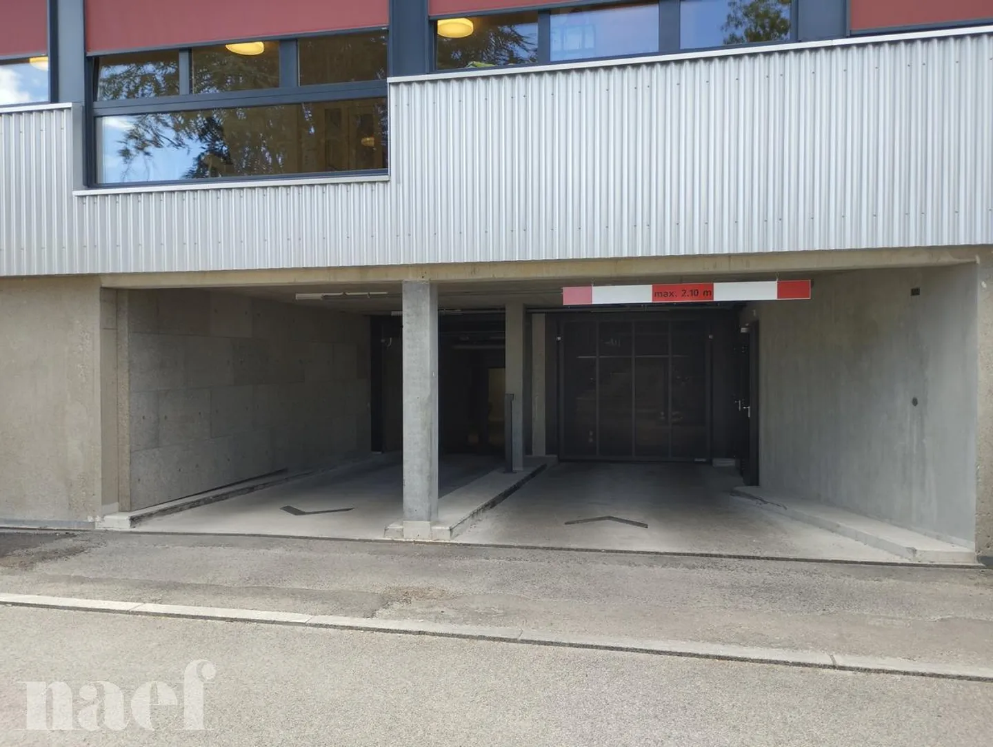 Überdachter Motorradparkplatz - Foto 1 von 1