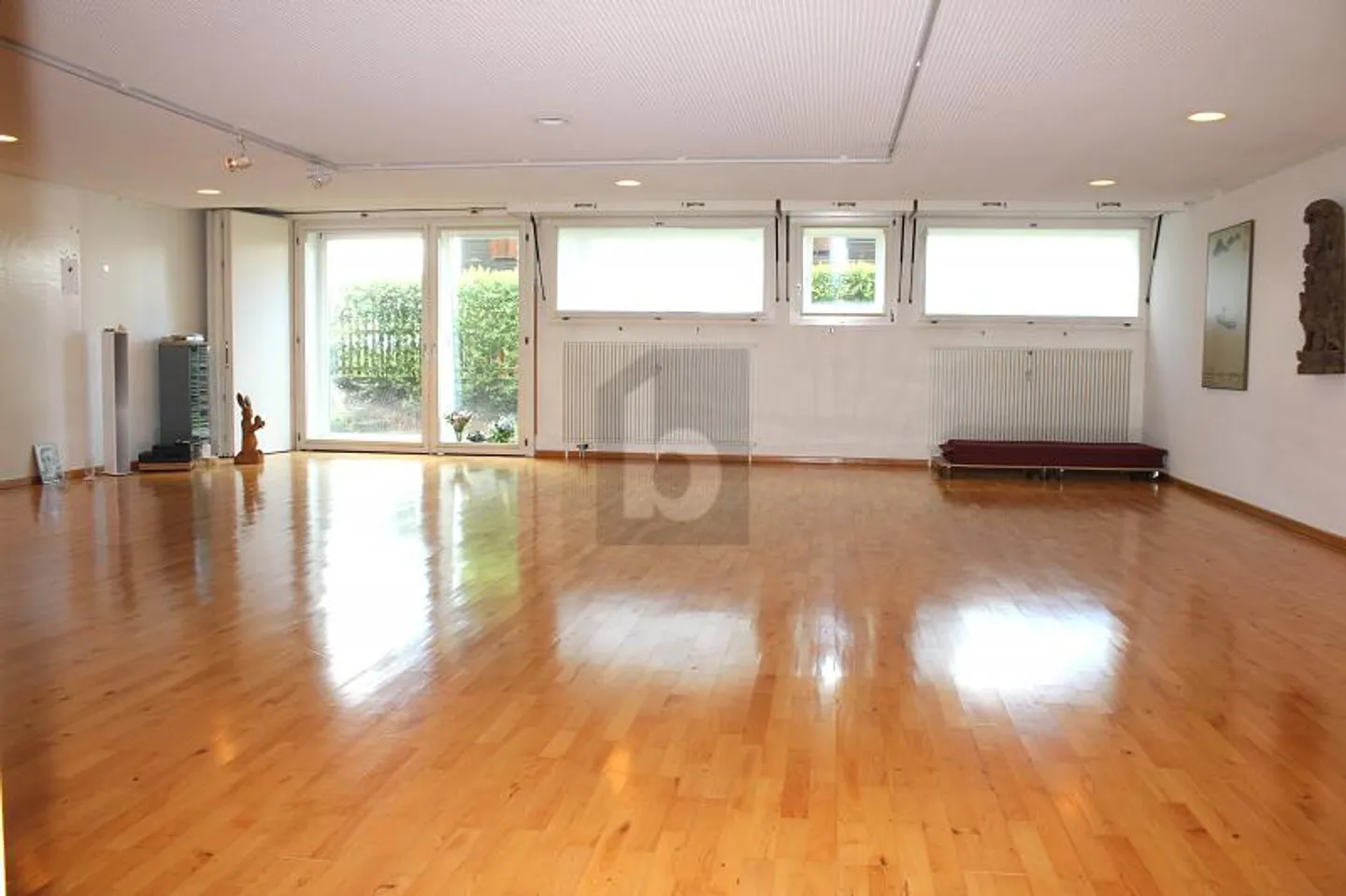 BRIGHT WITH CLOAKROOM, SHOWER AND SAUNA - Photo 1 of 5