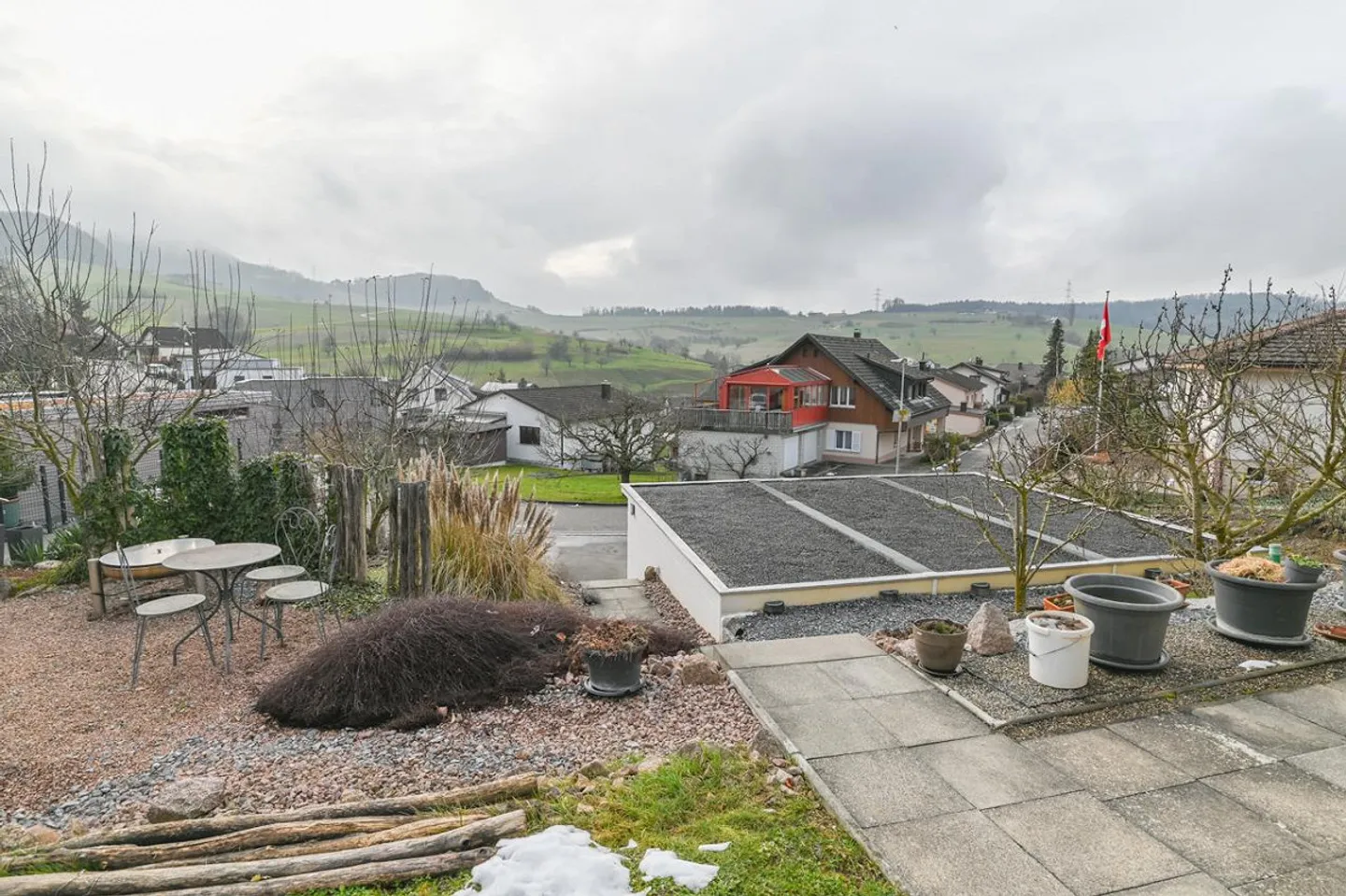 Sunny View Location - Family House with Large Parking Space - Photo 2 of 7