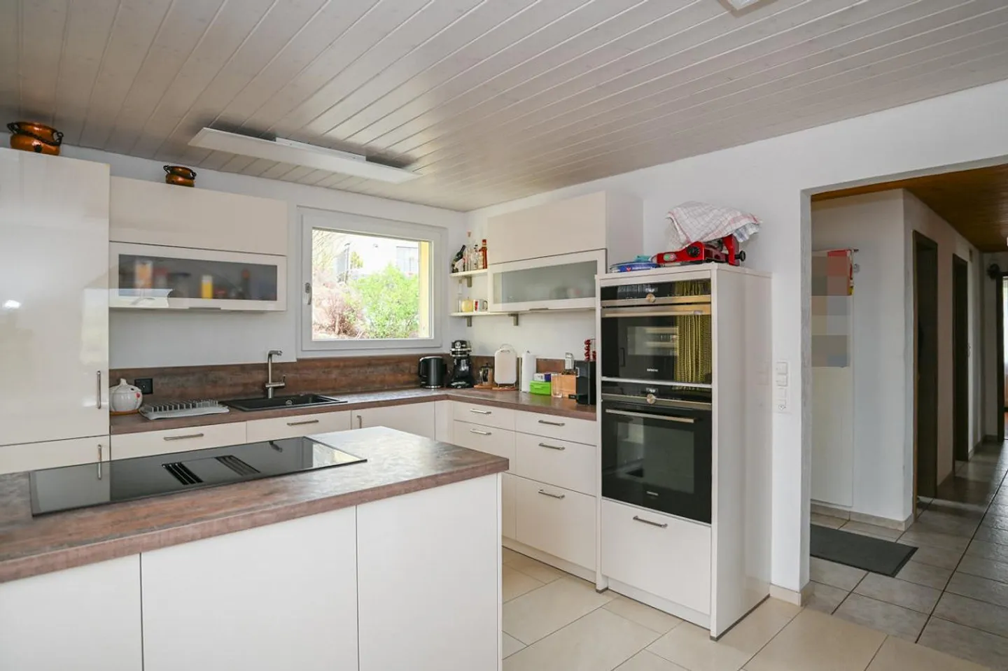 Sunny View Location - Family House with Large Parking Space - Photo 3 of 7