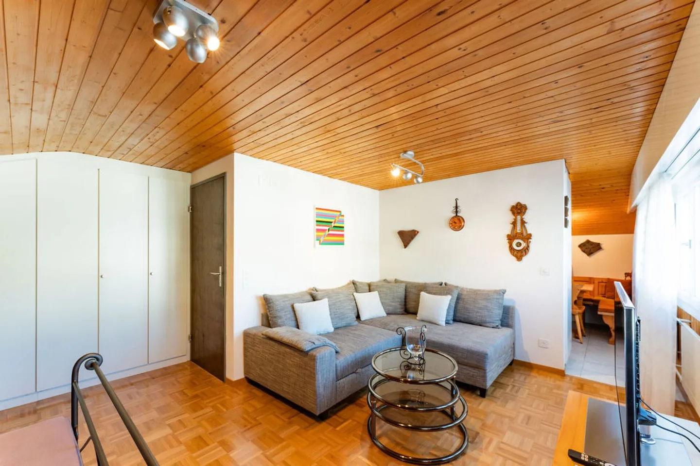 Charmante appartement sous les toits de 1,5 pièce dans le paradis d'hiver Ybrig! - Photo 2 sur 10