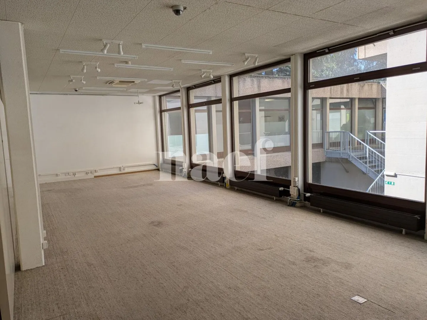 Espace Commercial Lumineux - Photo 2 sur 13