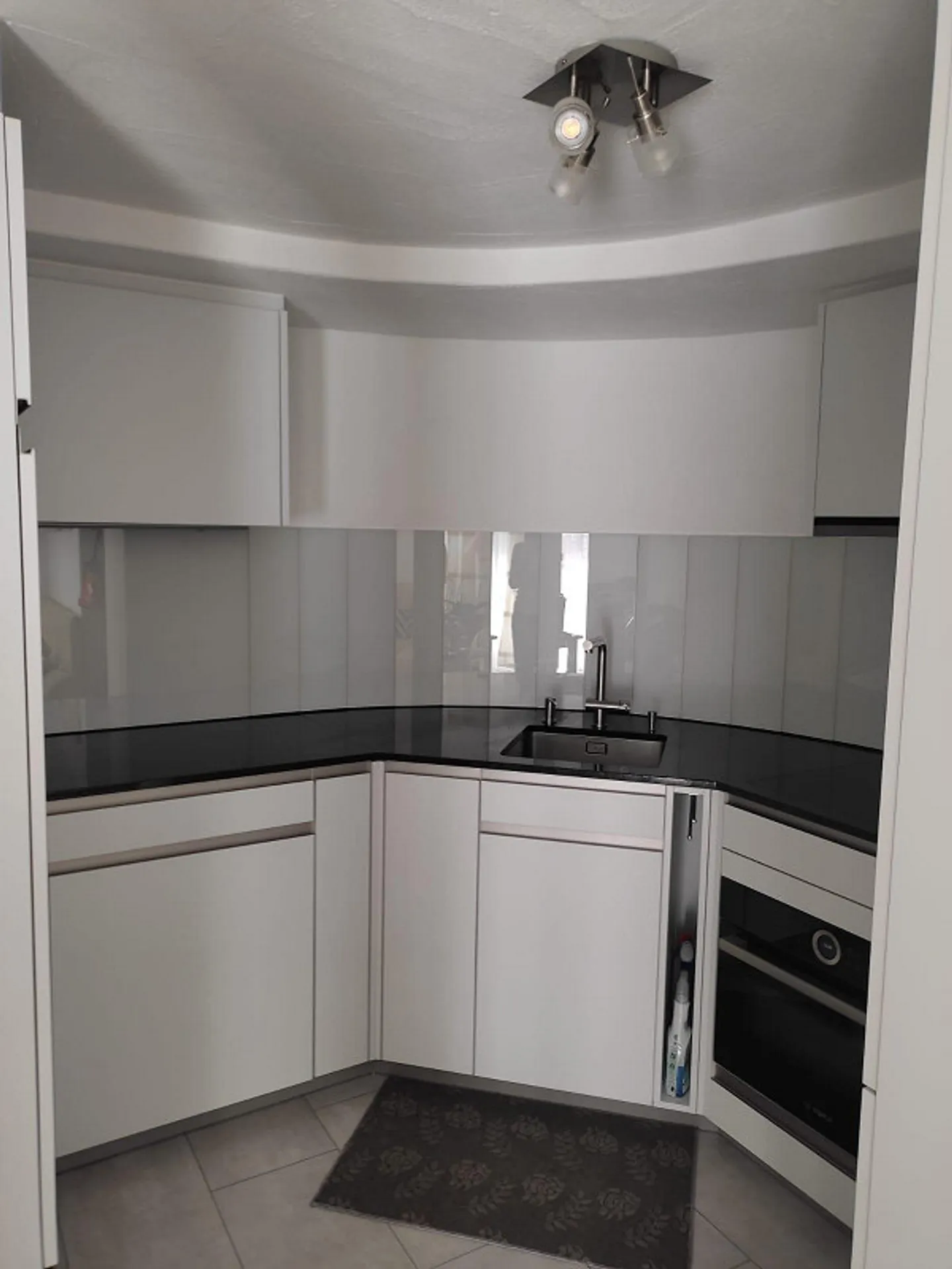 Stravagante appartamento ammobiliato di 2 locali in posizione soleggiata - Foto 5 di 9