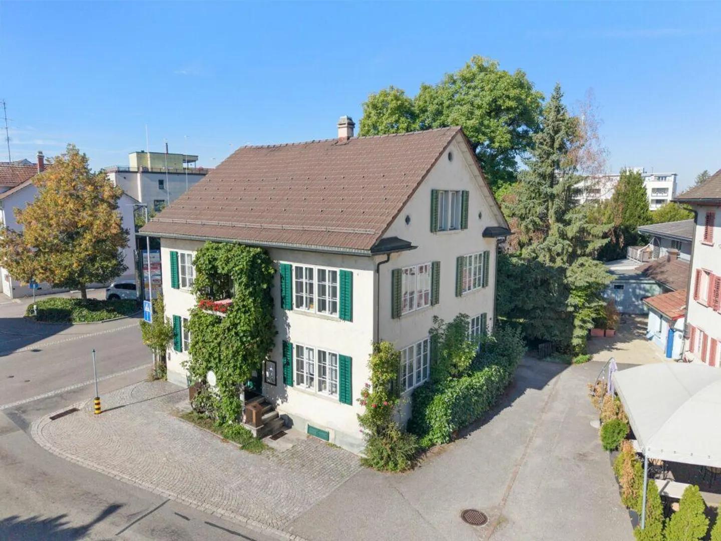 Maison multifamiliale avec dépendance et jardin au centre de Pfäffikon - Photo 1 sur 20