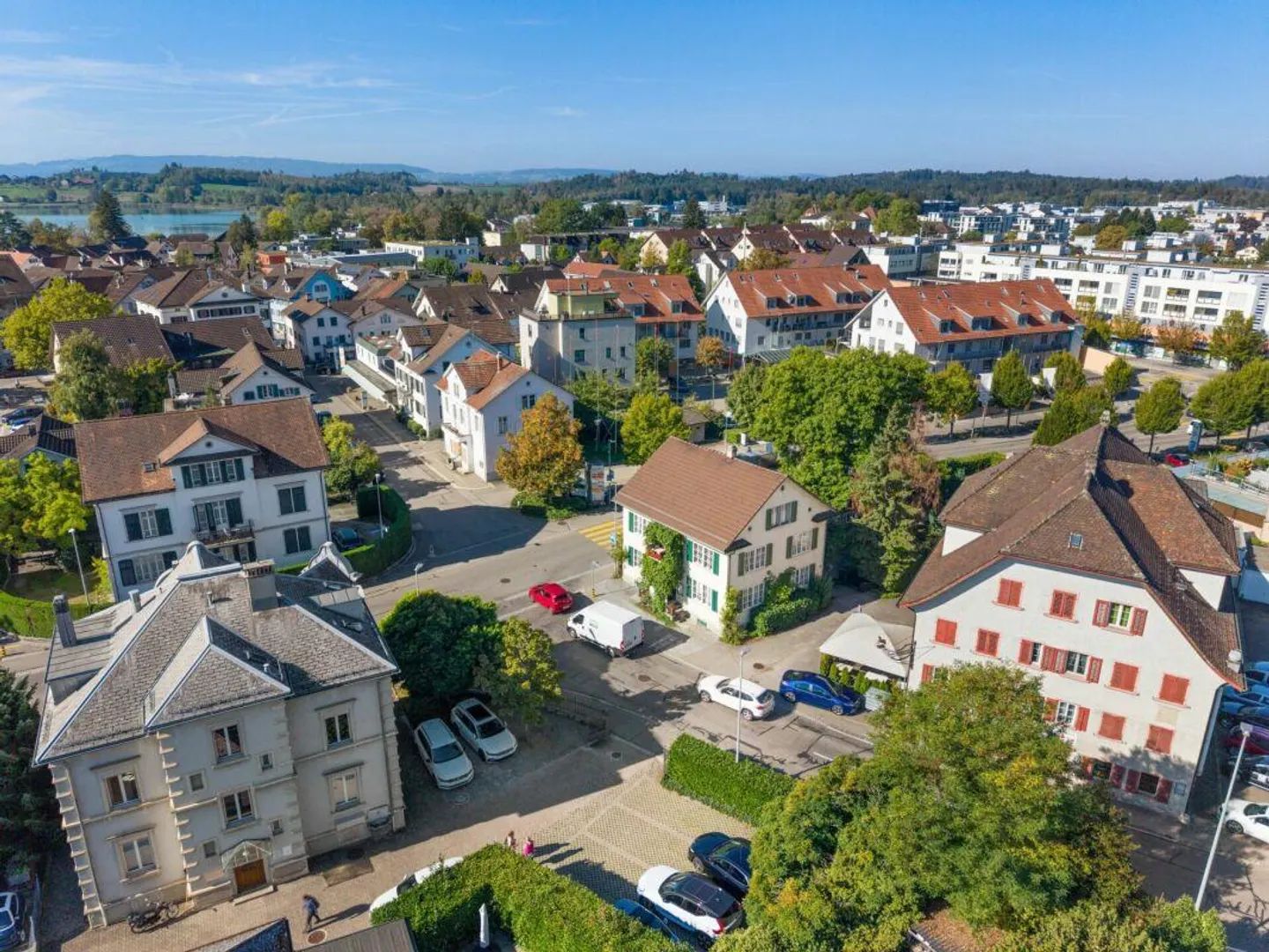 Maison multifamiliale avec dépendance et jardin au centre de Pfäffikon - Photo 2 sur 20