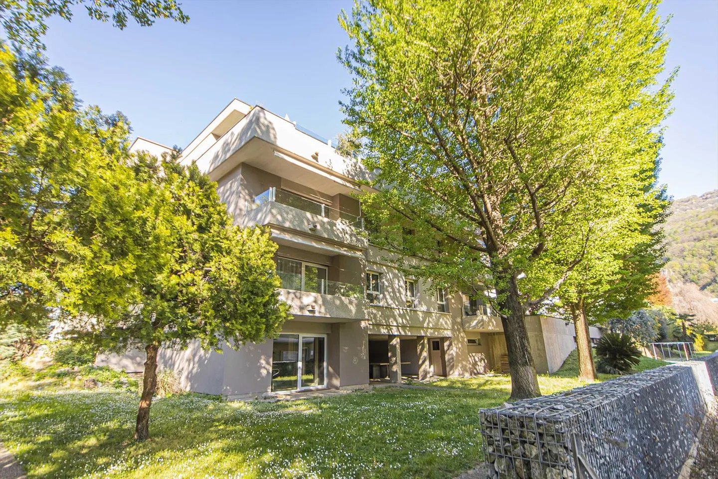 Stabiles Gebäude im Grünen - Foto 1 von 10