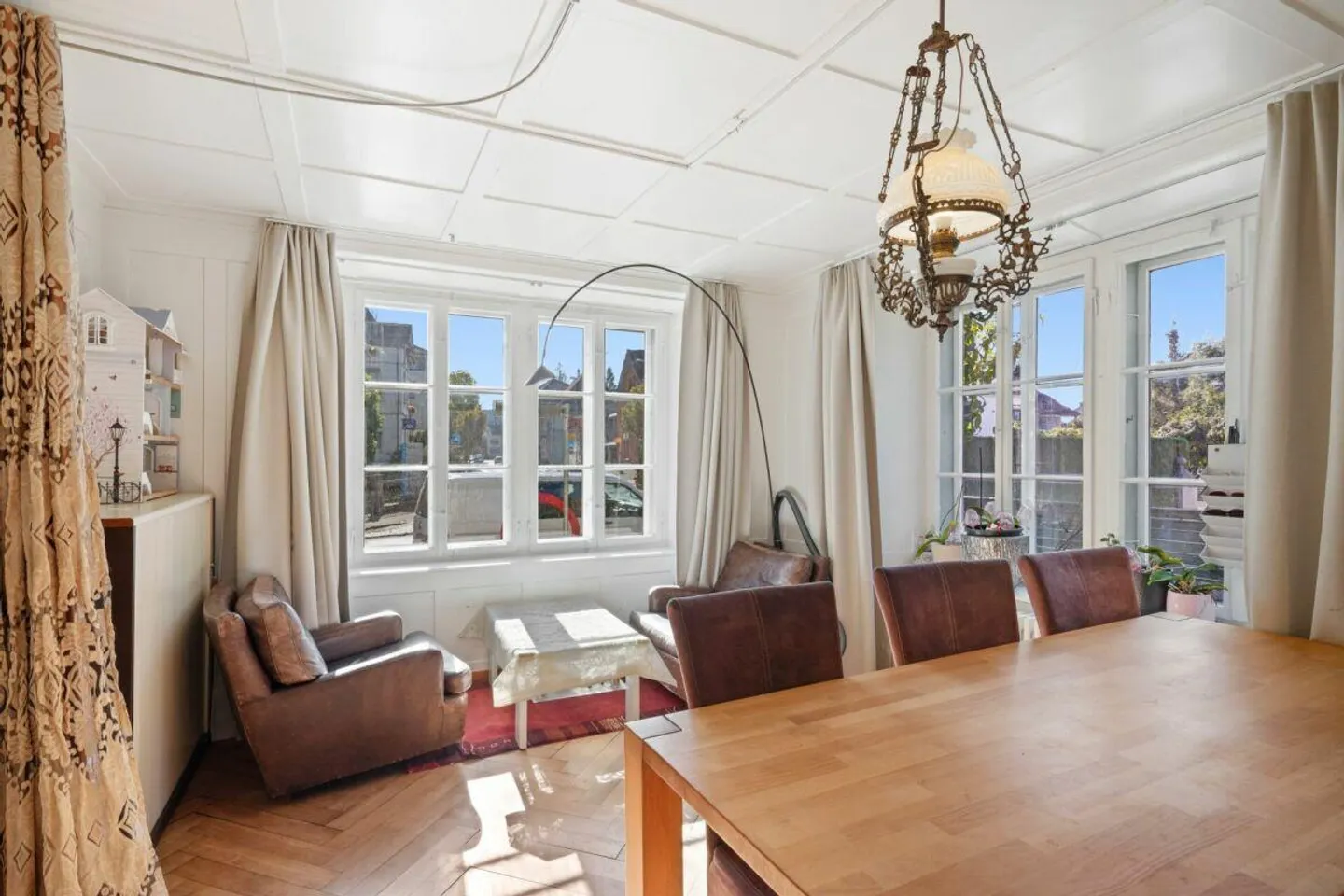 Maison multifamiliale avec dépendance et jardin au centre de Pfäffikon - Photo 4 sur 20