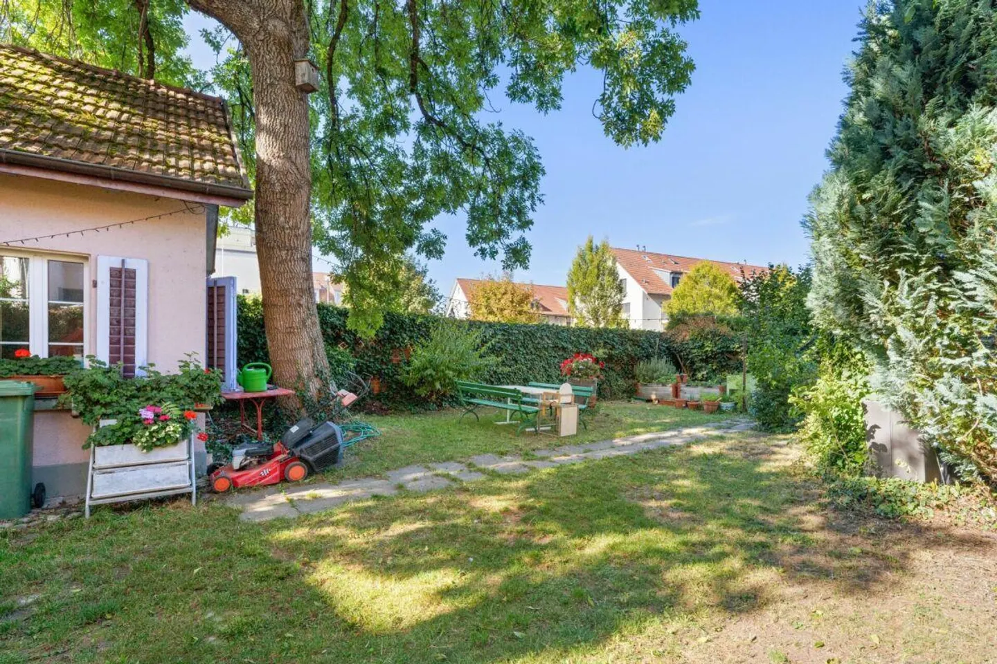 Maison multifamiliale avec dépendance et jardin au centre de Pfäffikon - Photo 17 sur 20