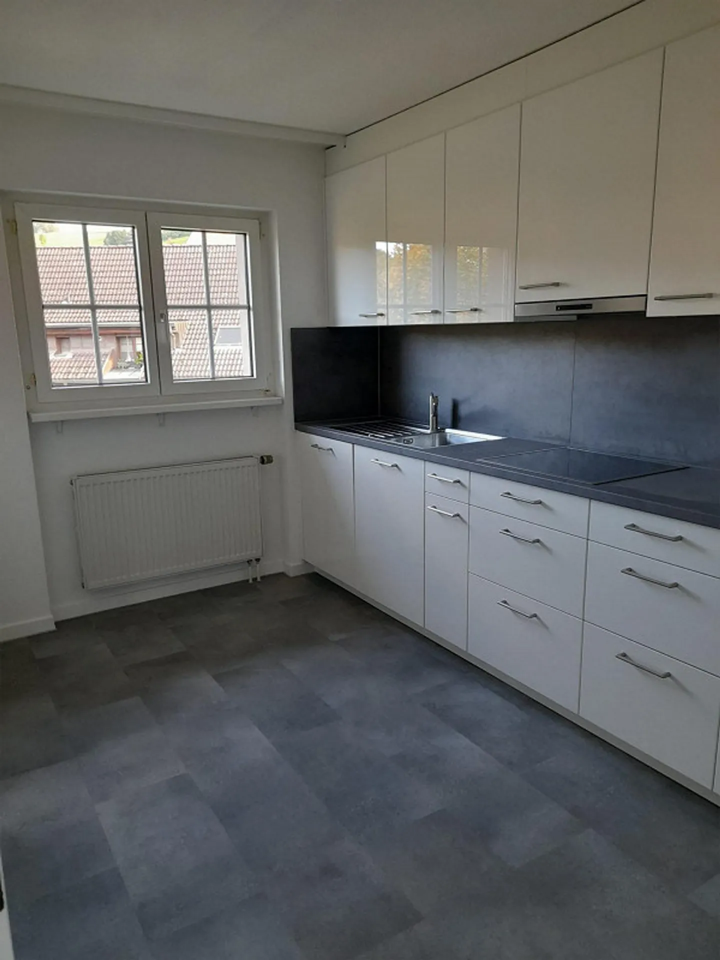 Grosse, totalsanierte 3.5-ZiWhg mit Balkon und Kellerabteil - Foto 1 von 10