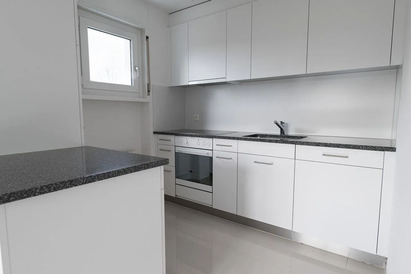 Renovated 5.5-room apartment near the train station! - Photo 3 of 16