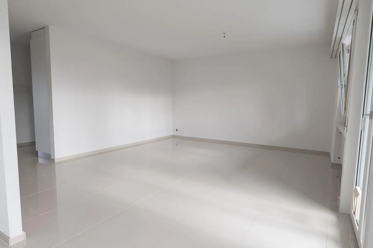 Renovated 5.5-room apartment near the train station! - Photo 4 of 16