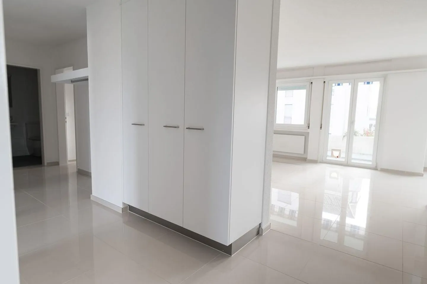 Renovated 5.5-room apartment near the train station! - Photo 6 of 16