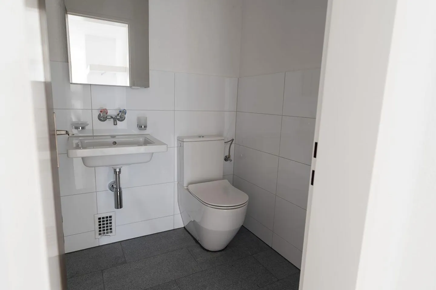 Renovated 5.5-room apartment near the train station! - Photo 13 of 16