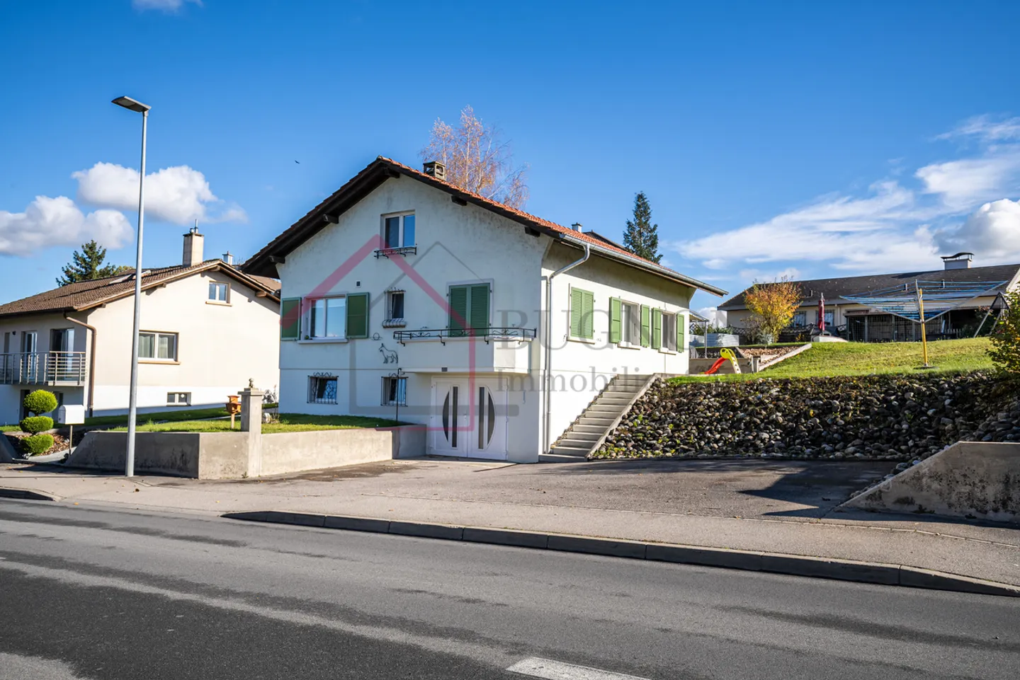 VILLA INDIVIDUELLE RÉNOVÉE DE 5.5 PIÈCES AVEC GRAND JARDIN - Photo 1 sur 16