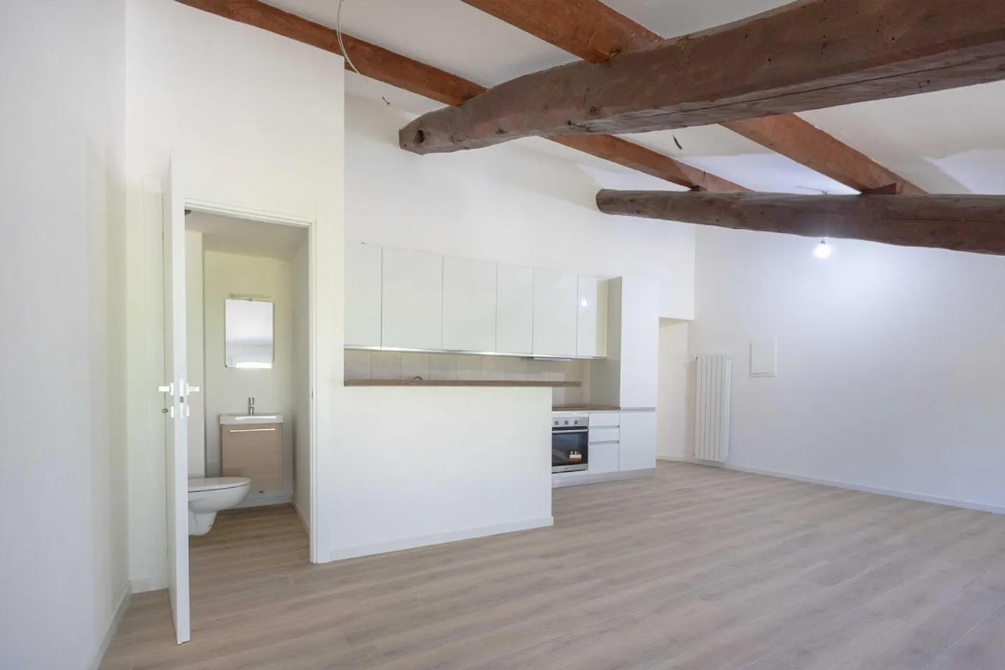 Appartamento ristrutturato con vista lago - Foto 4 di 9