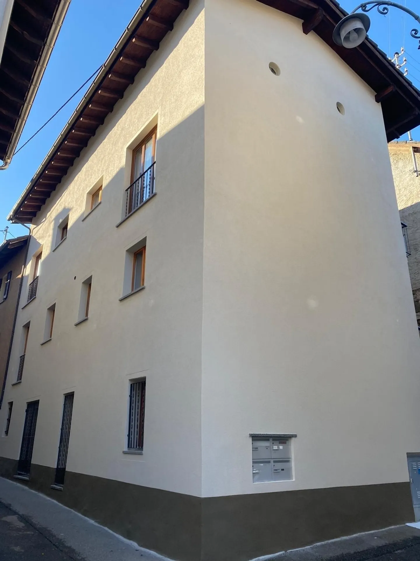 Building with 4 residential units in the center of Losone - Photo 1 of 9