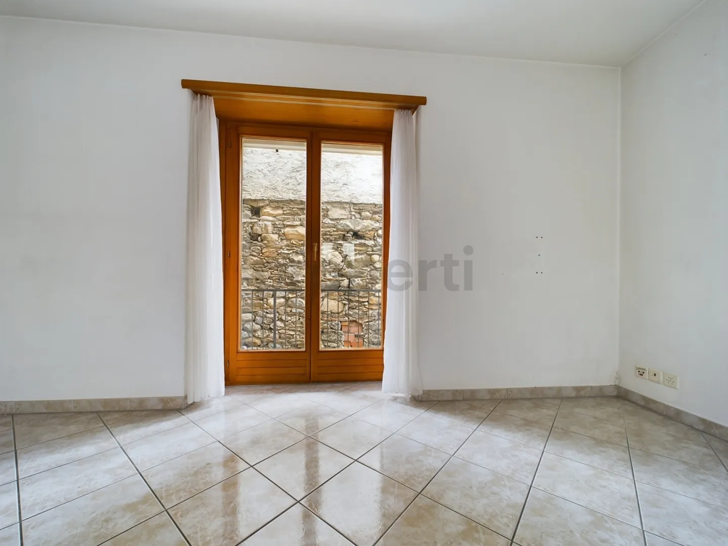 Building with 4 residential units in the center of Losone - Photo 5 of 9