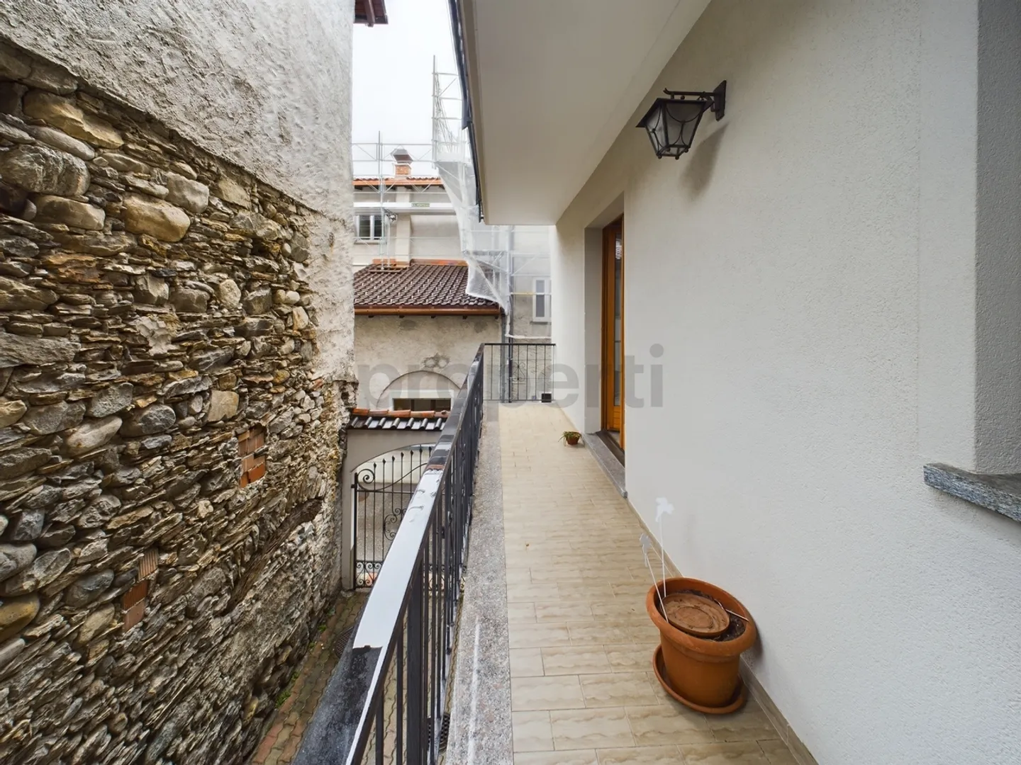Building with 4 residential units in the center of Losone - Photo 7 of 9