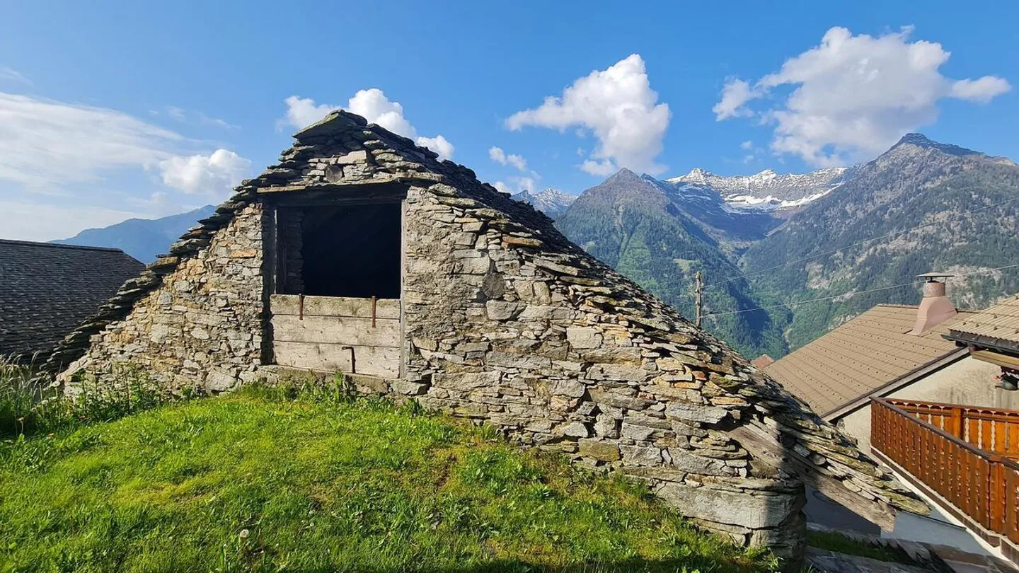 SUNNY, QUIET LOCATION - Photo 3 of 6