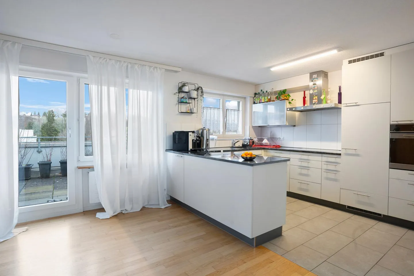 Ampio appartamento attico di 6,5 stanze con camino e loggia - Foto 1 di 15