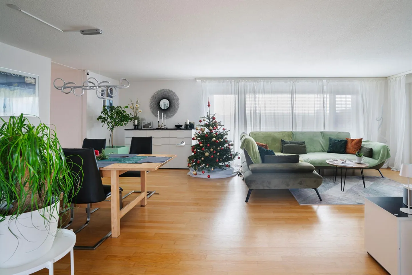 Ampio appartamento attico di 6,5 stanze con camino e loggia - Foto 3 di 15