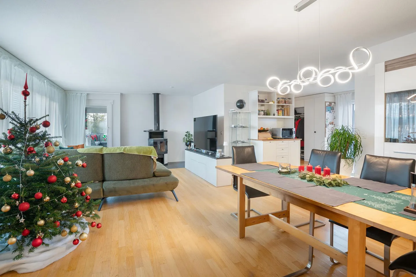 Ampio appartamento attico di 6,5 stanze con camino e loggia - Foto 4 di 15