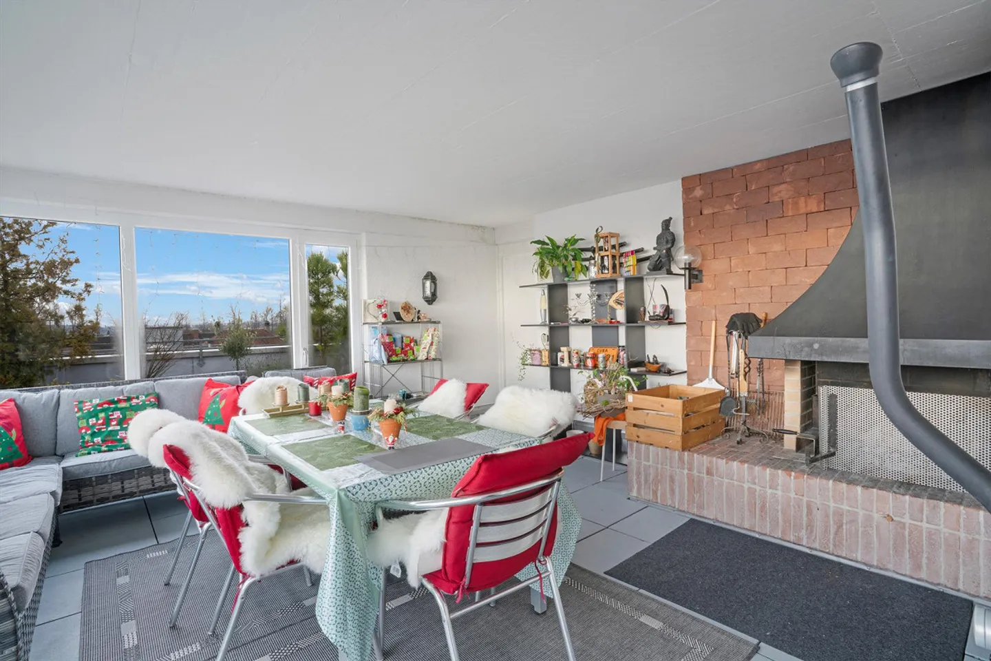 Ampio appartamento attico di 6,5 stanze con camino e loggia - Foto 7 di 15