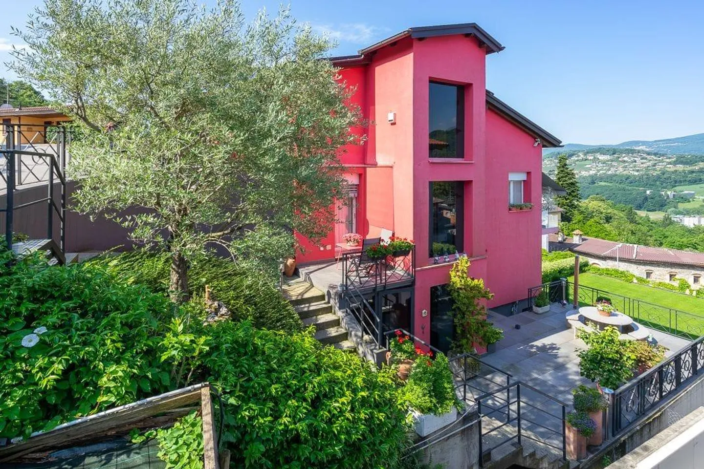 Villa avec vue dégagée et jardin - Photo 1 sur 13