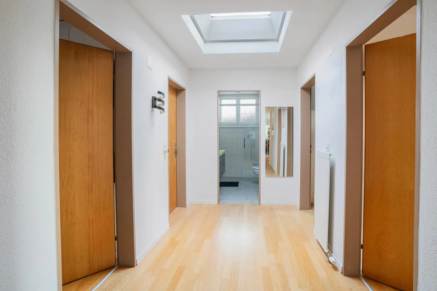 Ampio appartamento attico di 6,5 stanze con camino e loggia - Foto 5 di 15