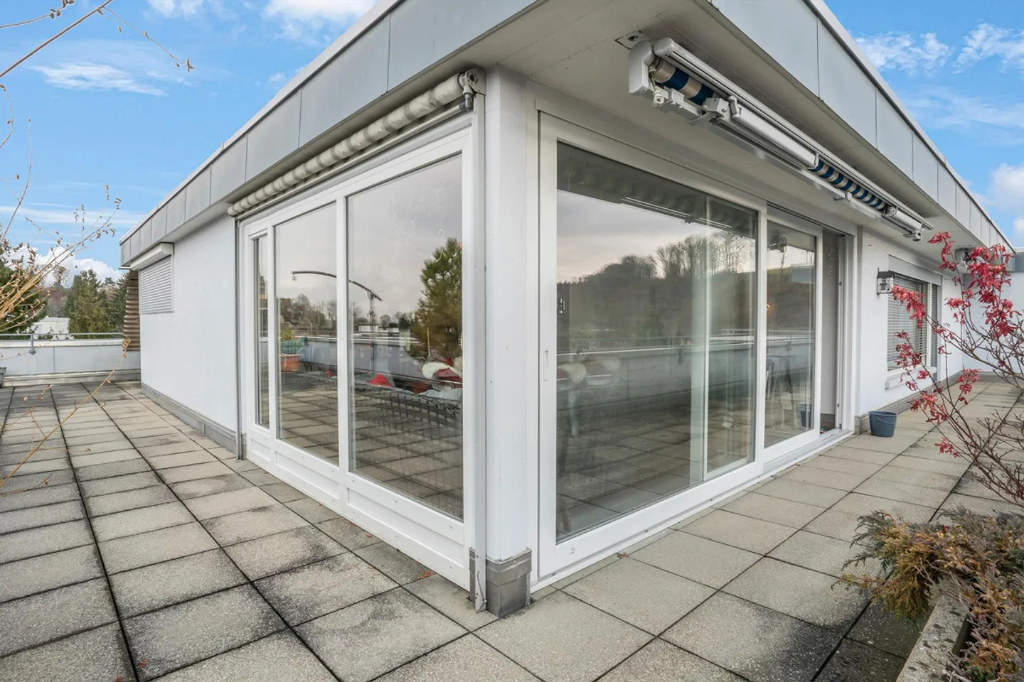 Ampio appartamento attico di 6,5 stanze con camino e loggia - Foto 8 di 15