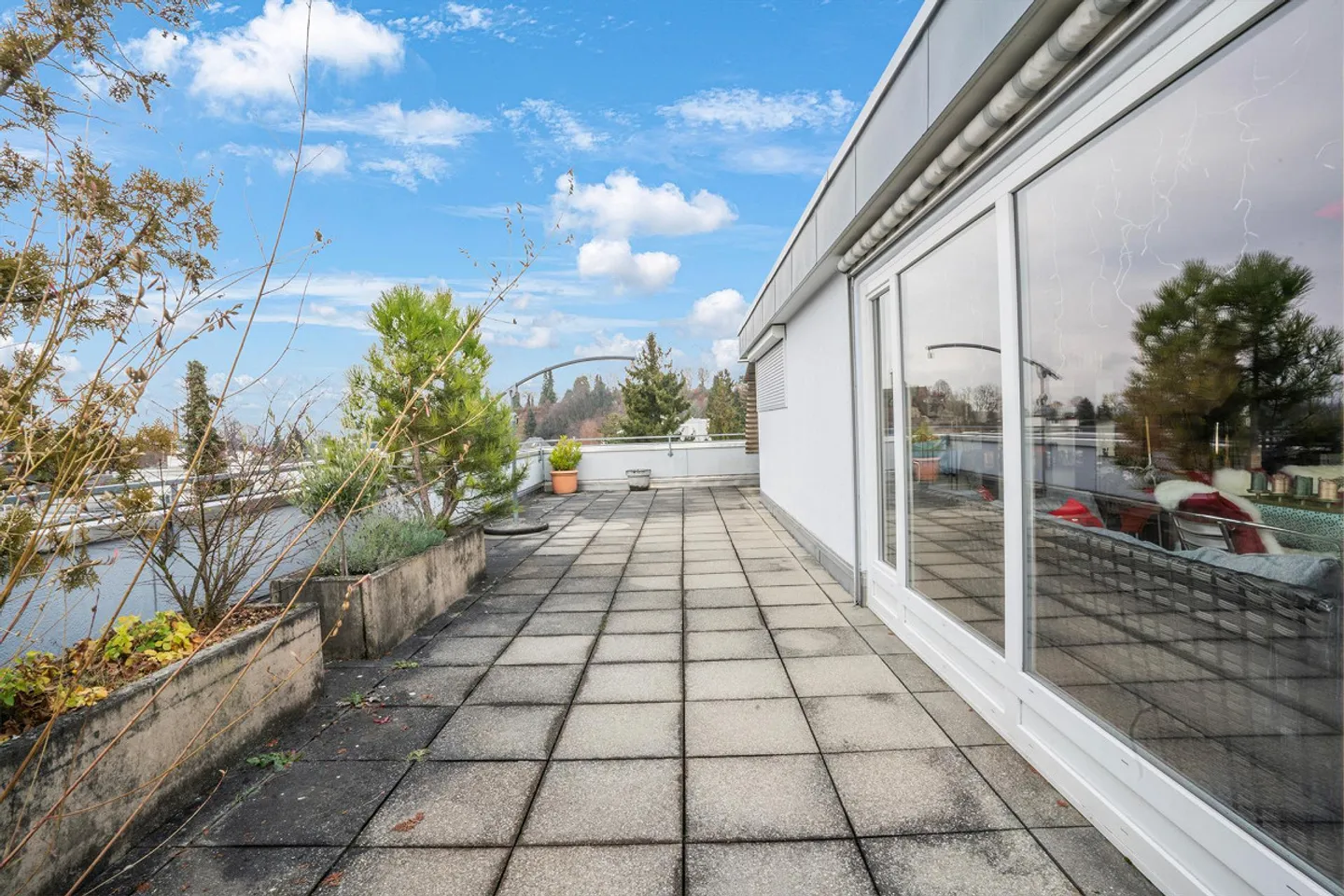 Ampio appartamento attico di 6,5 stanze con camino e loggia - Foto 9 di 15