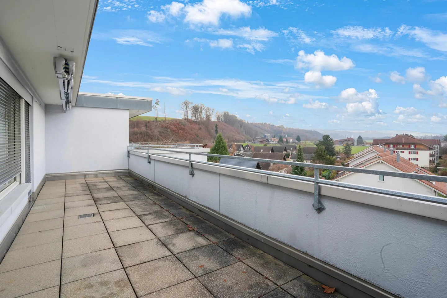 Ampio appartamento attico di 6,5 stanze con camino e loggia - Foto 10 di 15