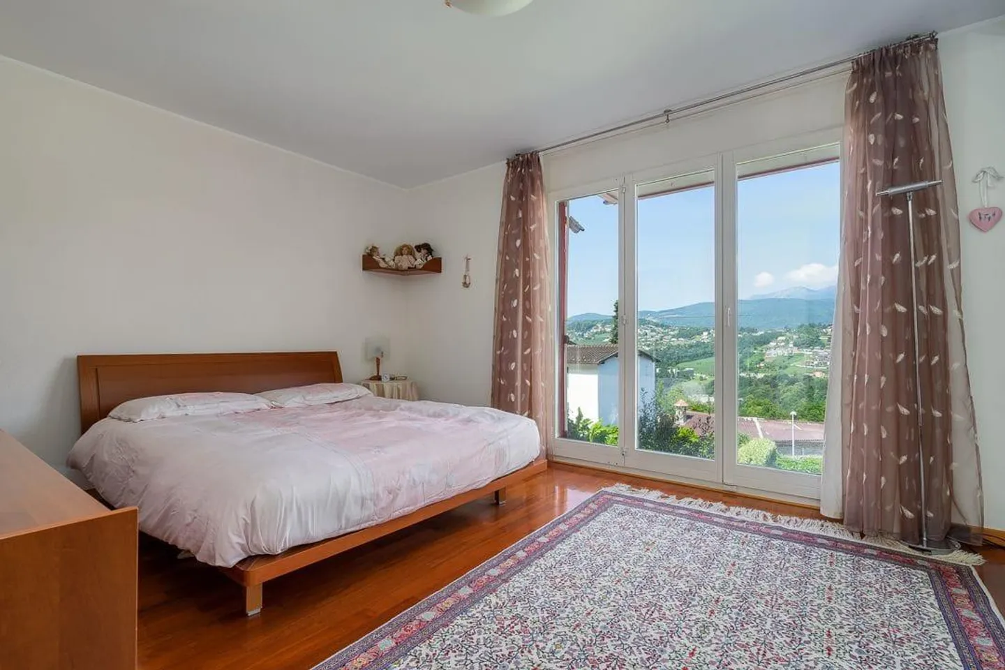 Villa avec vue dégagée et jardin - Photo 4 sur 13