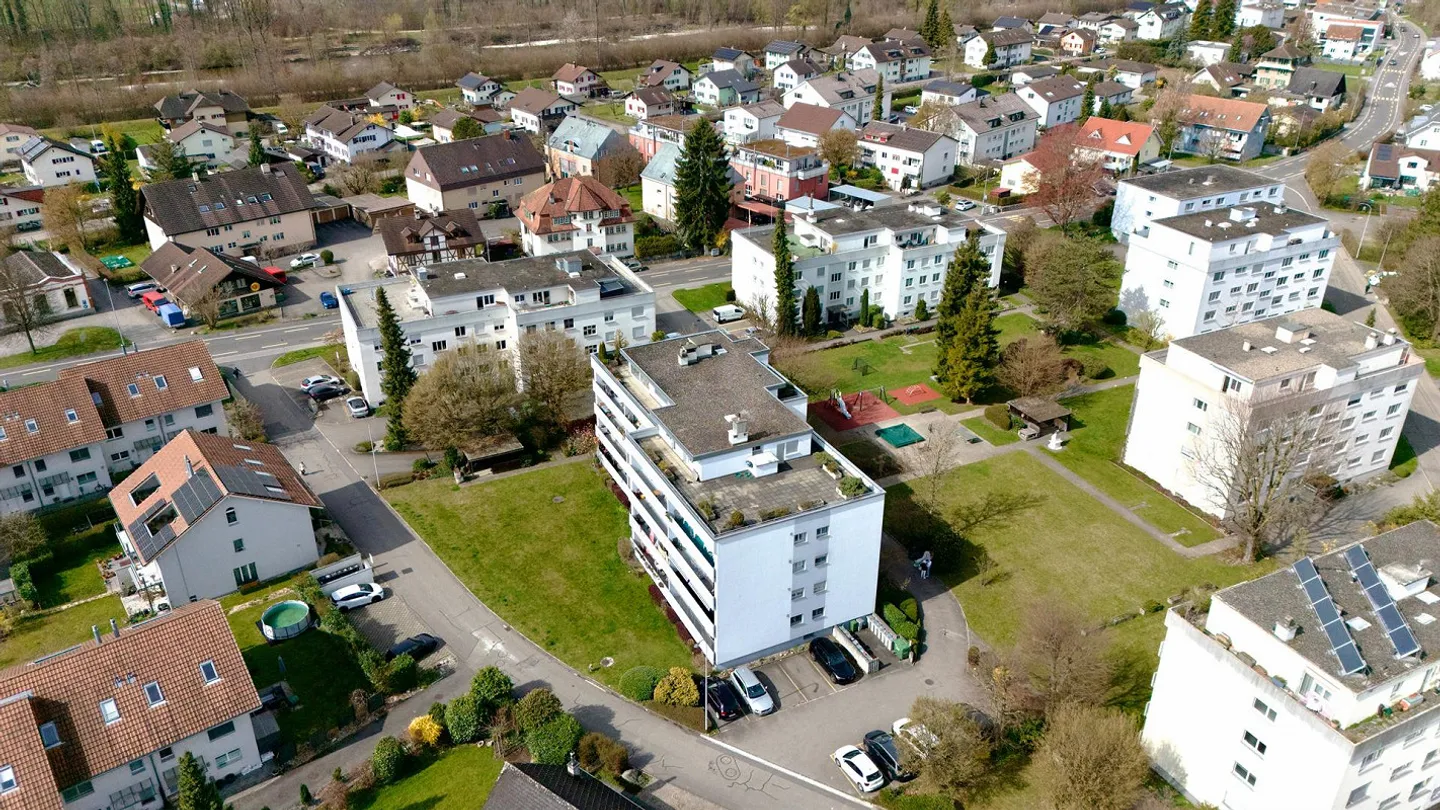 Ampio appartamento attico di 6,5 stanze con camino e loggia - Foto 14 di 15