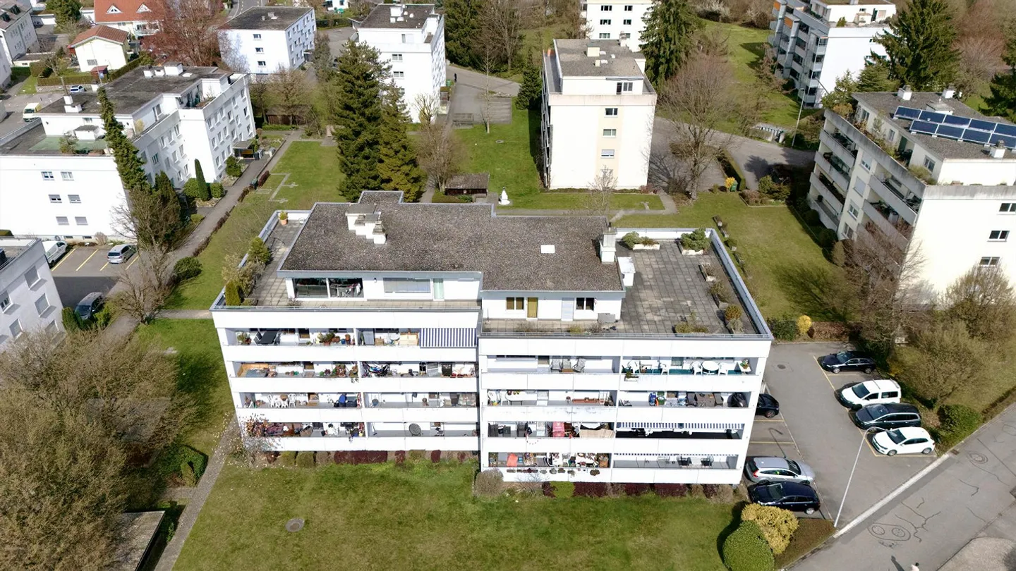 Ampio appartamento attico di 6,5 stanze con camino e loggia - Foto 12 di 15