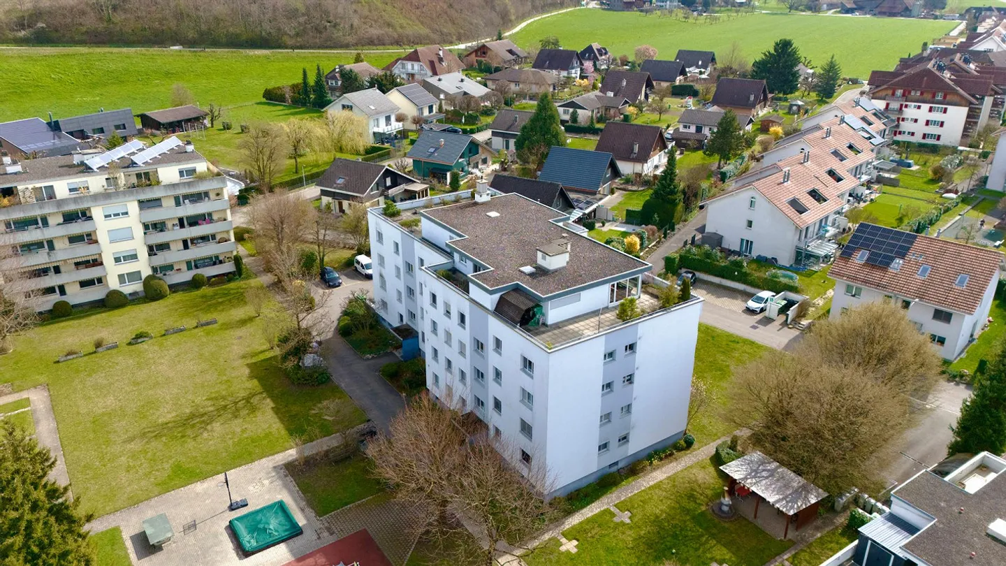 Ampio appartamento attico di 6,5 stanze con camino e loggia - Foto 13 di 15