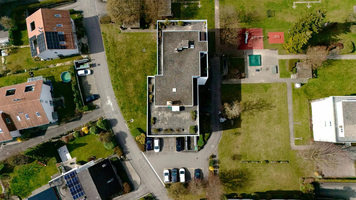 Ampio appartamento attico di 6,5 stanze con camino e loggia - Foto 15 di 15