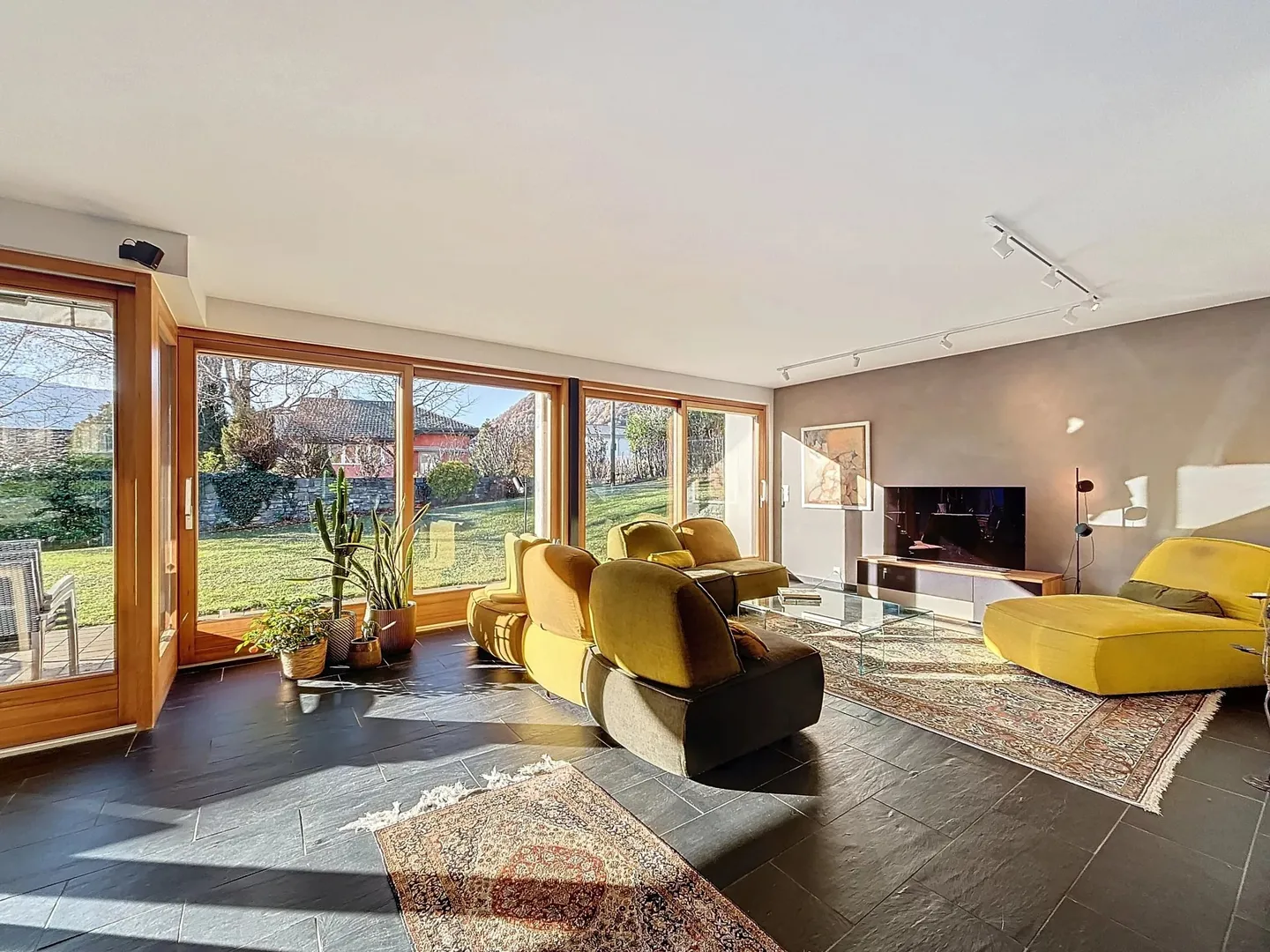 Stunning architect-designed villa in a quiet location - Photo 2 of 18