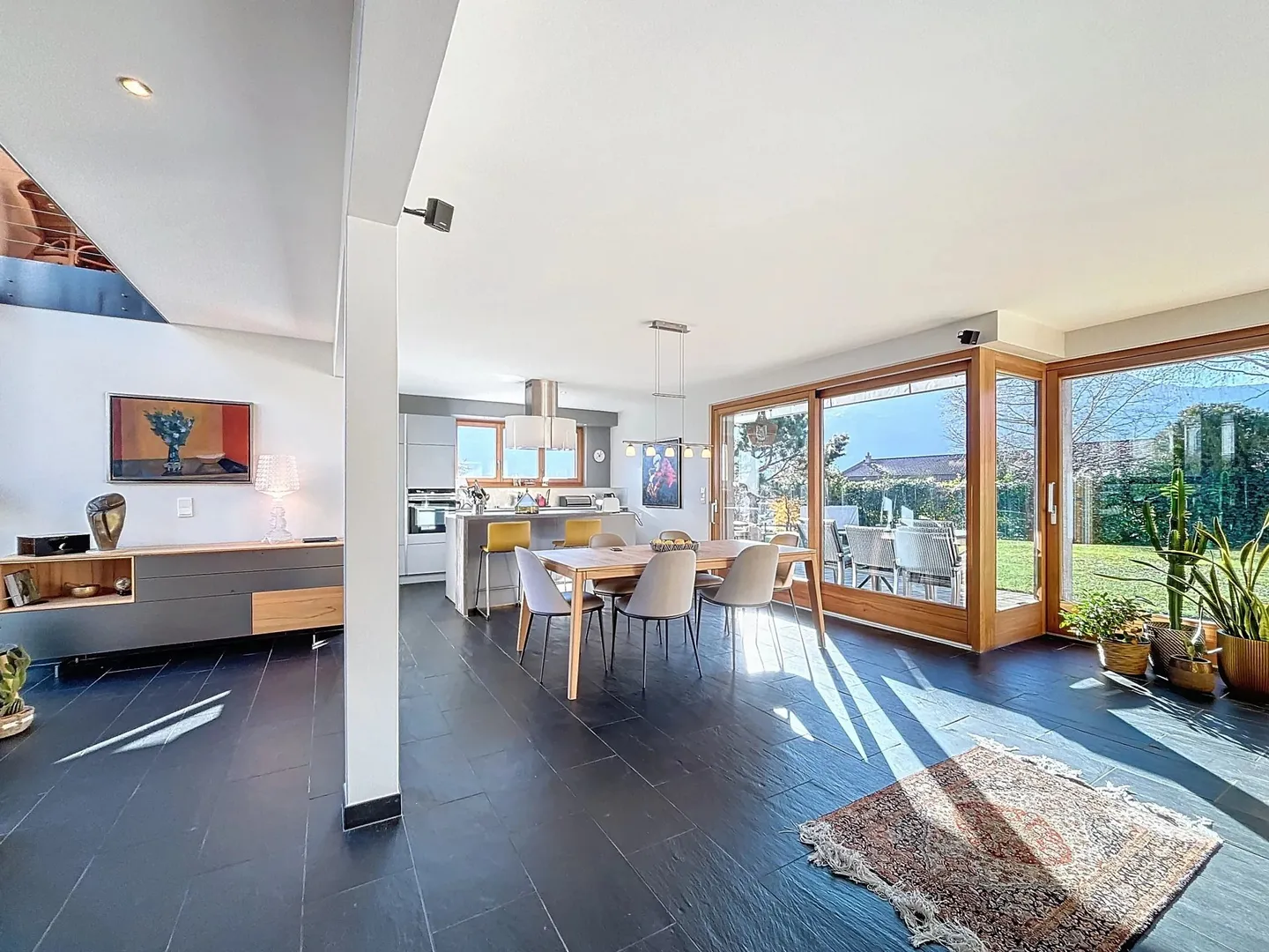 Stunning architect-designed villa in a quiet location - Photo 5 of 18