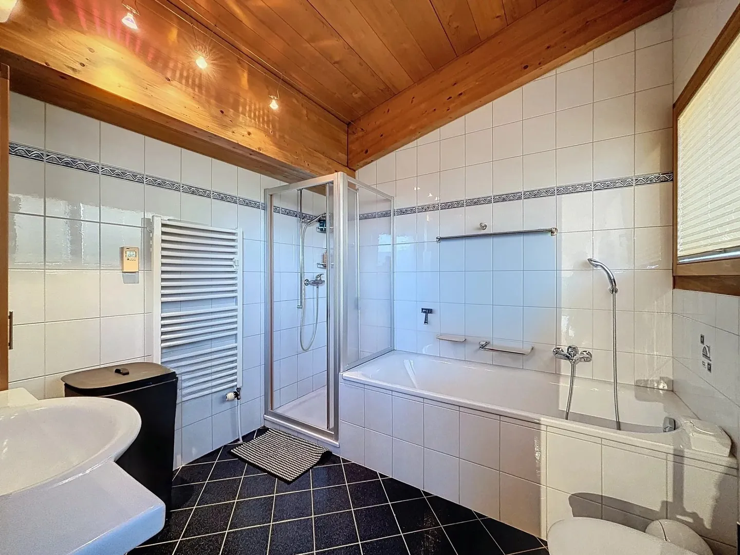 Stunning architect-designed villa in a quiet location - Photo 18 of 18