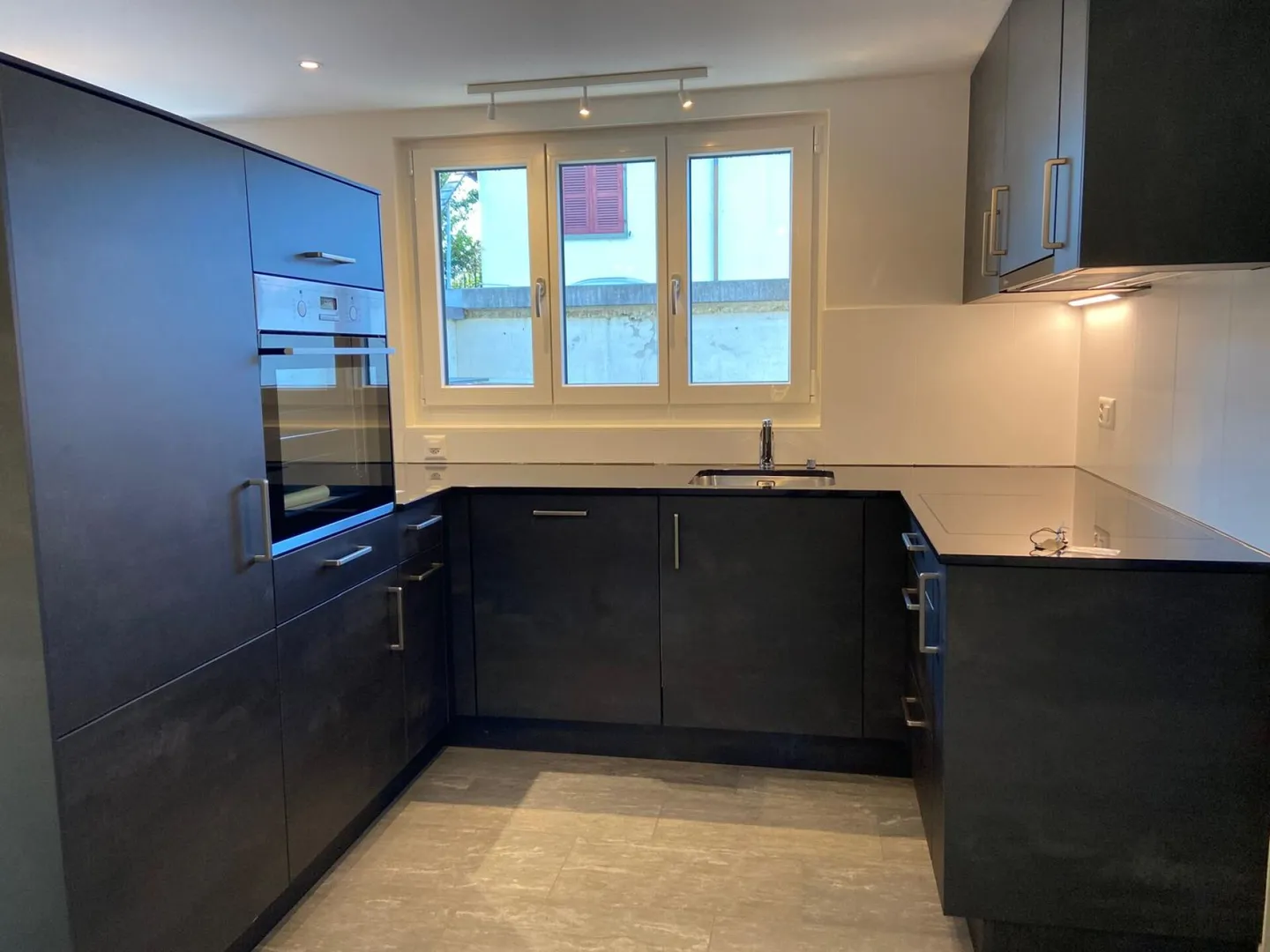Vivere come in una casa unifamiliare - appartamento duplex ristrutturato di 5,5 locali con un meraviglioso spazio esterno (circa 600 m2) - Foto 1 di 9