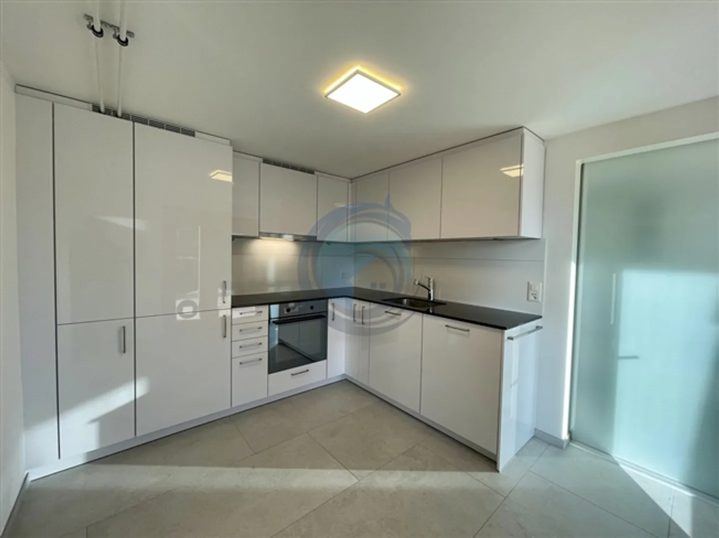 APPARTEMENT SPACIEUX DE 2,5 PIÈCES AVEC TERRASSE ET JARDIN - Photo 2 sur 14