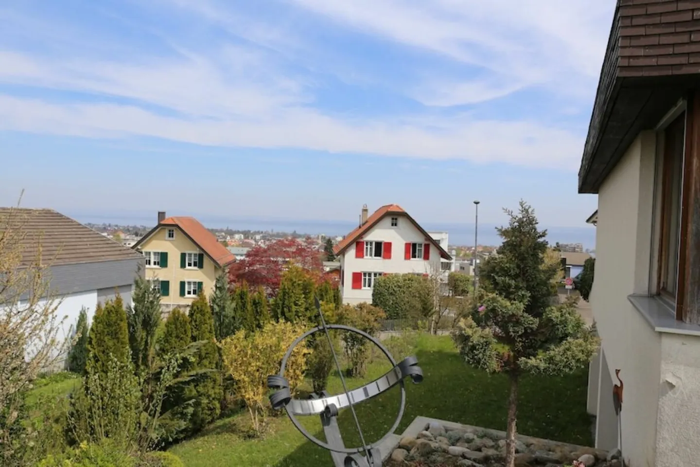 Villa con vista lago e terreno edificabile separato in una posizione molto buona. - Foto 4 di 12