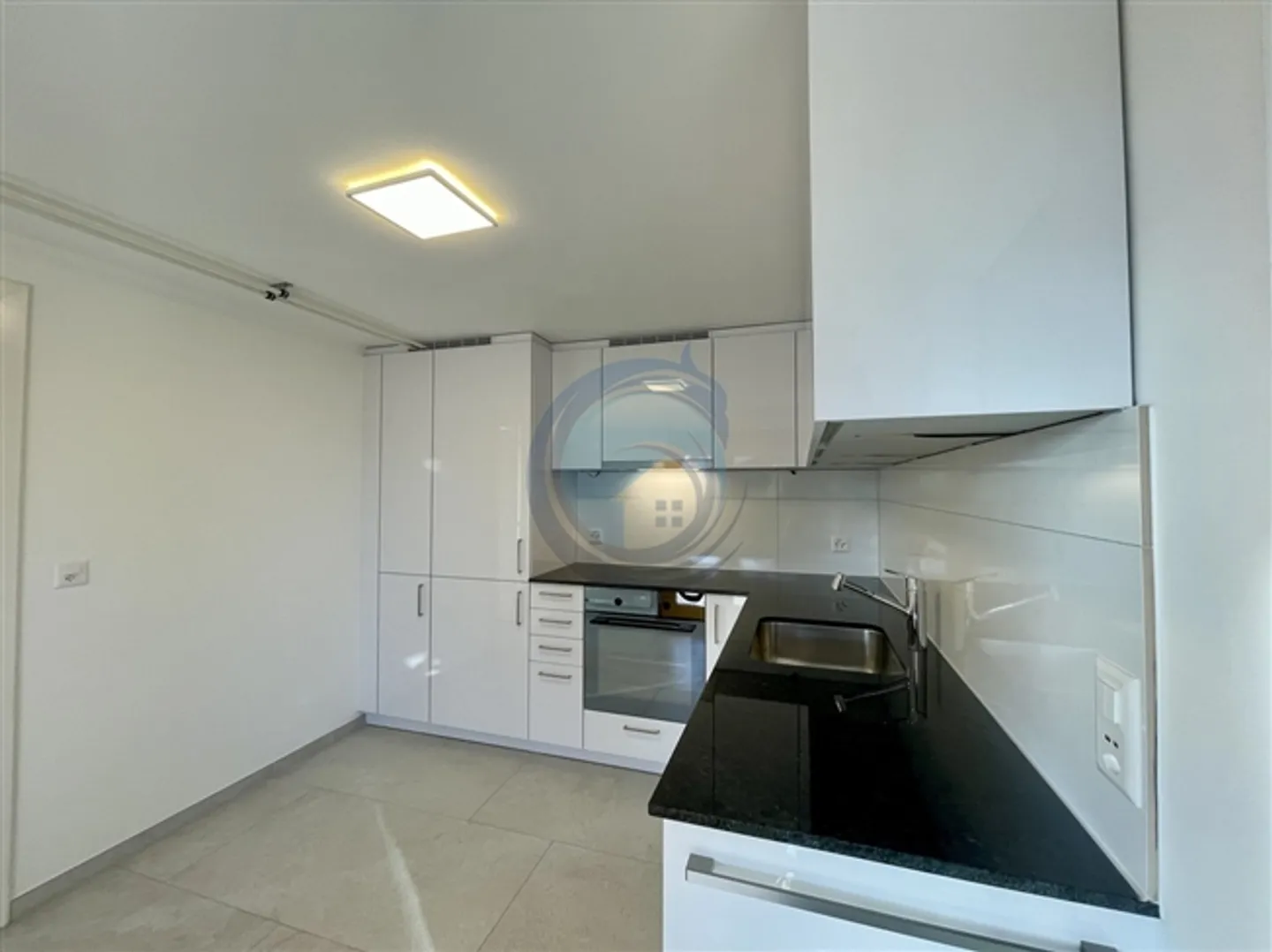 APPARTEMENT SPACIEUX DE 2,5 PIÈCES AVEC TERRASSE ET JARDIN - Photo 3 sur 14