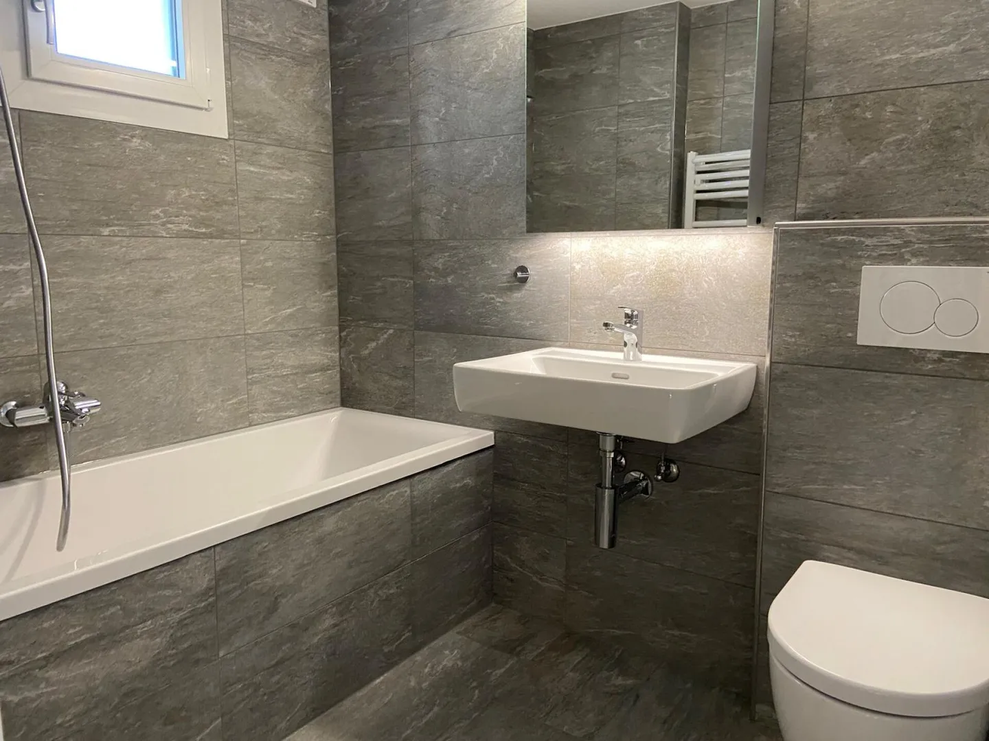 Vivere come in una casa unifamiliare - appartamento duplex ristrutturato di 5,5 locali con un meraviglioso spazio esterno (circa 600 m2) - Foto 2 di 9