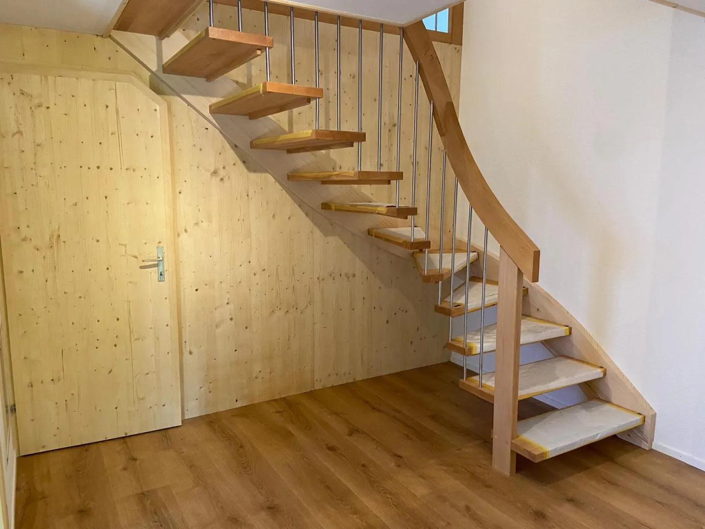 Vivere come in una casa unifamiliare - appartamento duplex ristrutturato di 5,5 locali con un meraviglioso spazio esterno (circa 600 m2) - Foto 5 di 9