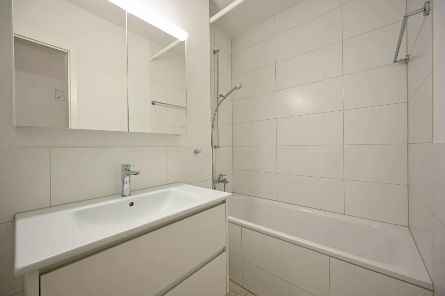 Appartamento familiare ristrutturato a Thörishaus con garage e parcheggio esterno - Foto 7 di 9