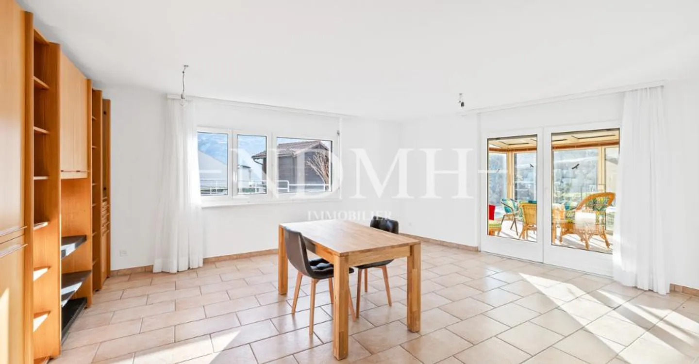 Spacious Villa with Independent Apartments - Photo 3 of 12