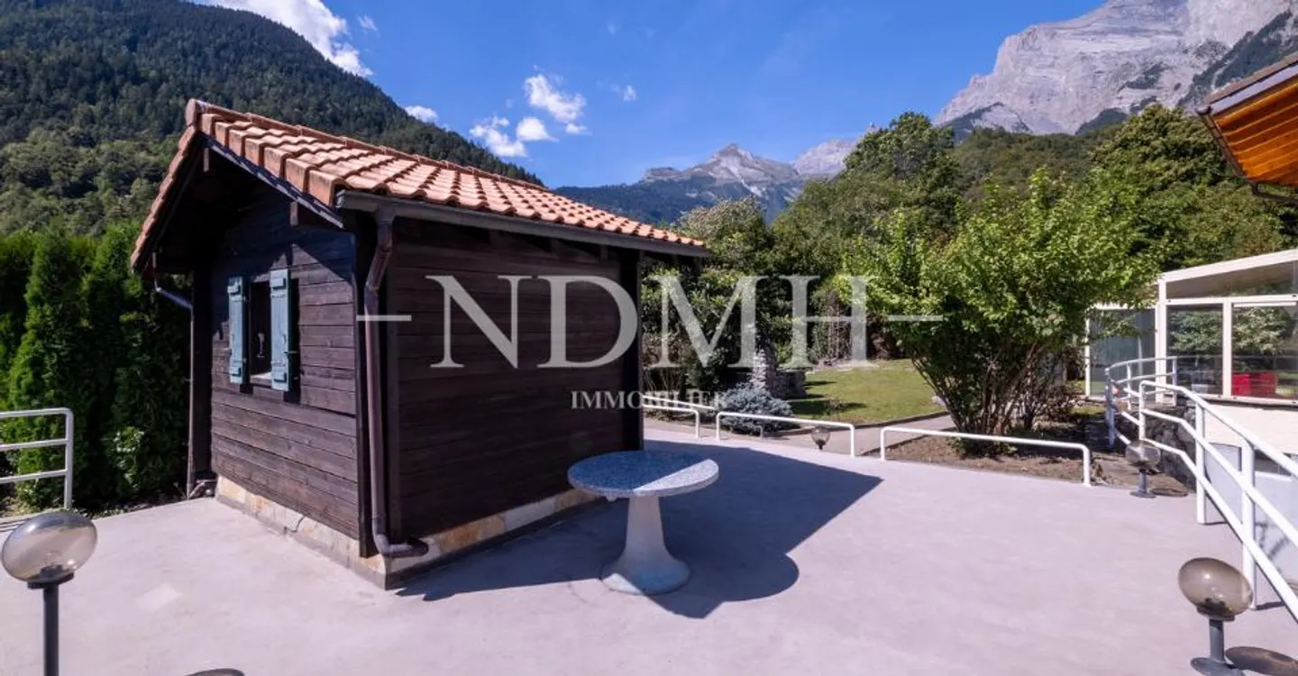 Spacious Villa with Independent Apartments - Photo 10 of 12